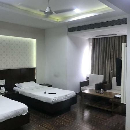 Hotel Kanchan Индаур Экстерьер фото